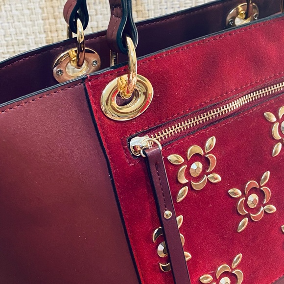 🌟3xHP🌟NWOT Kate Landry Burgundy Faux Leather & Suede Tote w/ Gold Floral - Picture 4 of 13